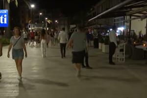 Miris mora, zvuk uličnih svirki, dobra energija - noćna čarolija...