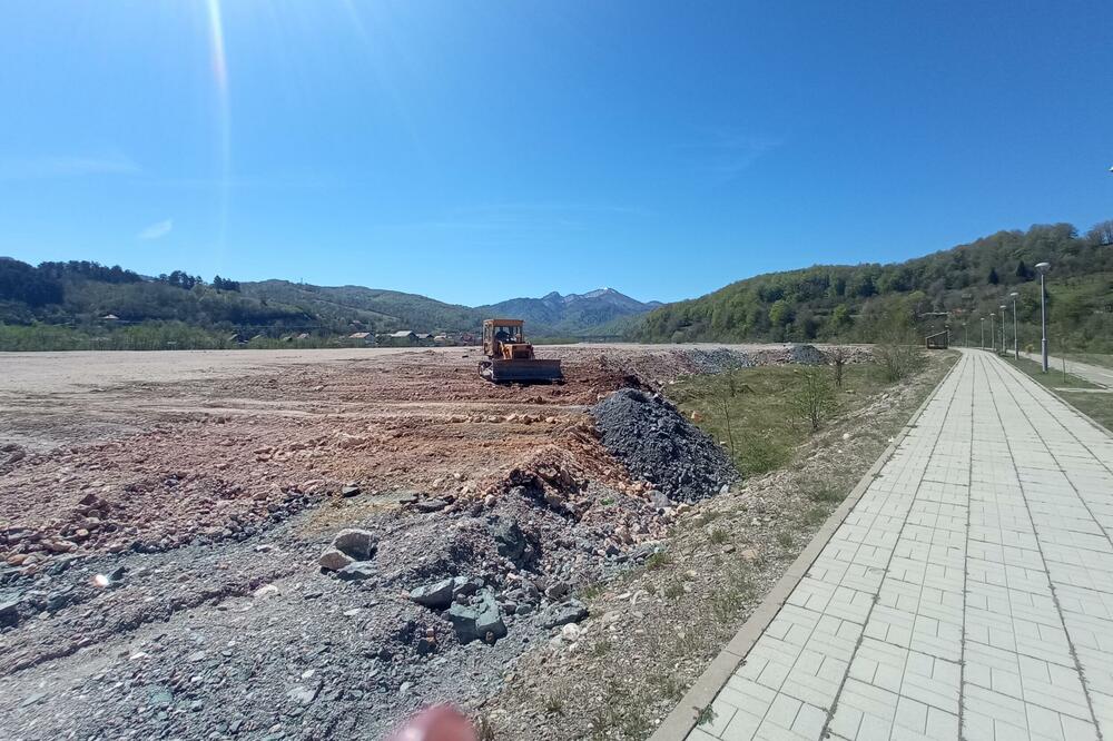 Deponija materijala iz tunela na kojoj treba da se grade tereni, Foto: Dragana Šćepanović