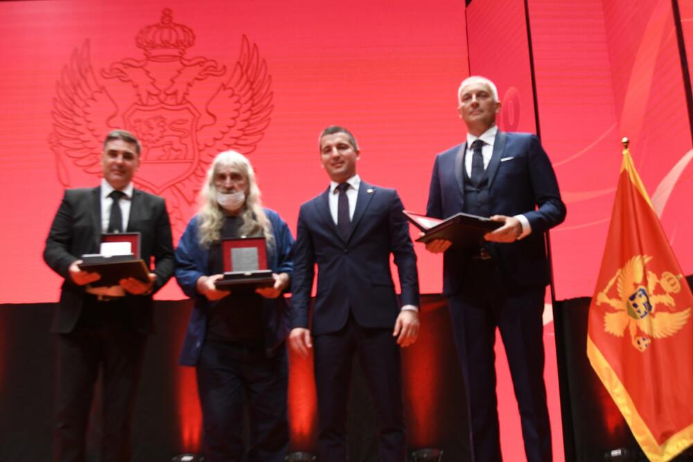 Uručenje Trinaestojulske nagrade, Trinaestojulska nagrada