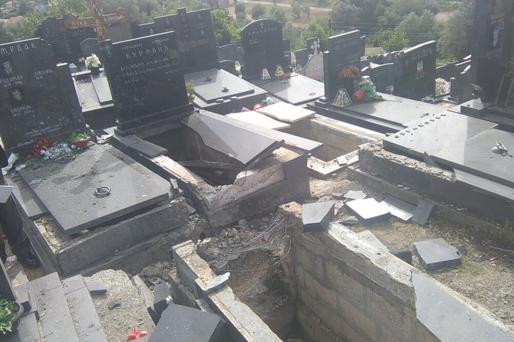 Uništeni spomenici na barskom groblju, Foto: Svetlana Đokić