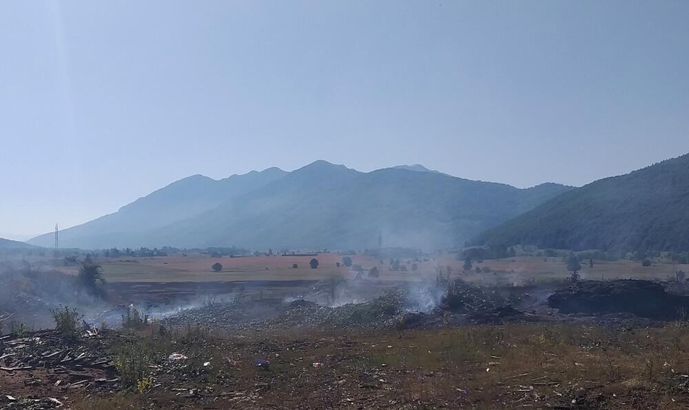 <p>Piljevina s otpada pilane u selu Donja Brezna u Pivi, koja godinama ne radi, danima gori i kada duva jug mještani ne koriste mlijeko. Zbog gara ne mogu da rašire ni veš</p>