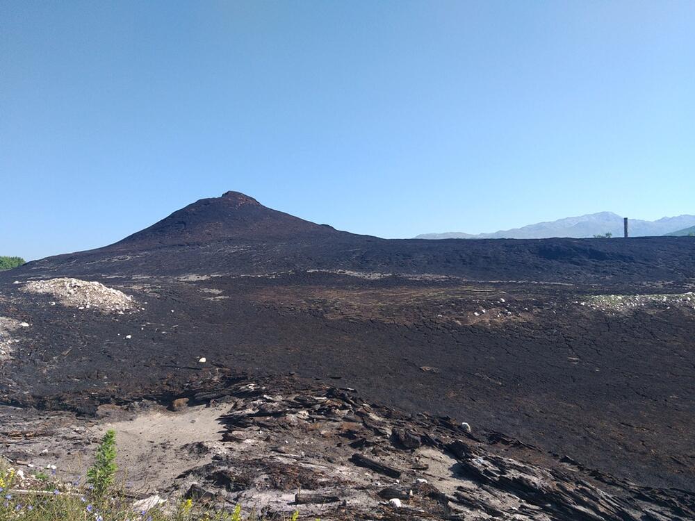 <p>Piljevina s otpada pilane u selu Donja Brezna u Pivi, koja godinama ne radi, danima gori i kada duva jug mještani ne koriste mlijeko. Zbog gara ne mogu da rašire ni veš</p>
