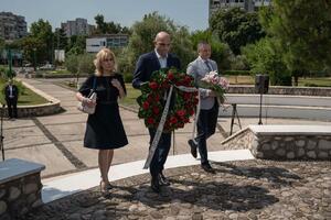 The DPS delegation laid a wreath in Podgorica in memory of...