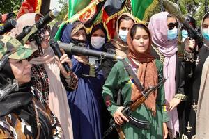 Žene pod oružjem prkose talibanima
