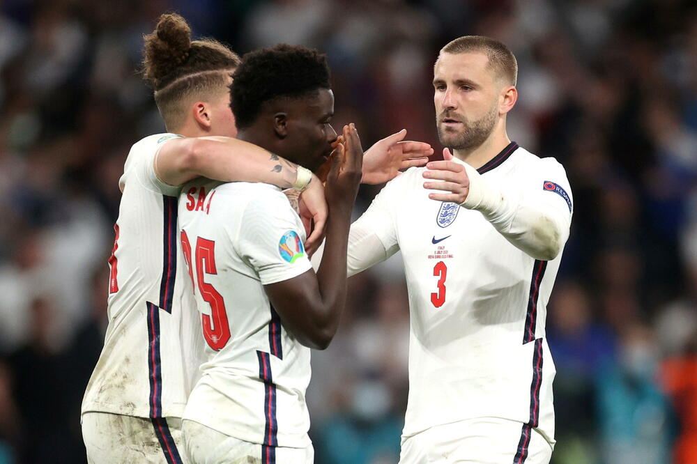 Kalvin Filips i Luk Šo tješe Bukaja Saku nakon promašaja u posljednjoj seriji, Foto: Reuters