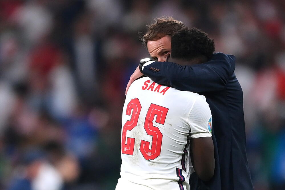 Ova fotografija Gareta Sautgejta i Bukaja Sake je završila na većini naslovnih strana, Foto: Reuters