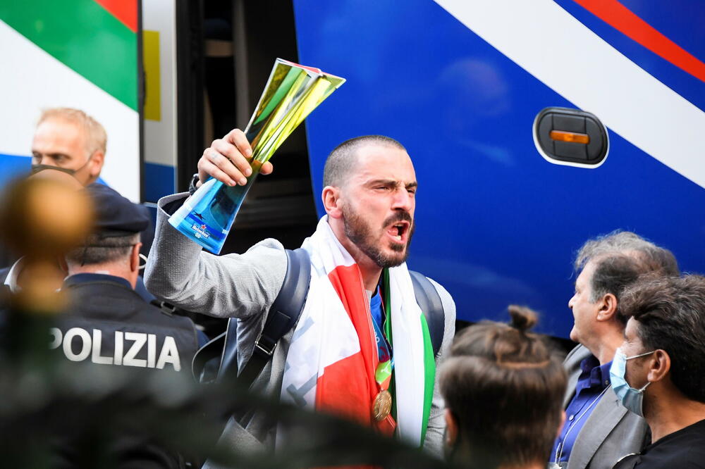 Leonardo Bonući slavi ispred hotela u Rimu, Foto: Reuters