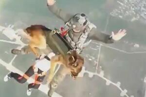 Ruski padobranci skaču sa psima: Pokušavaju šapicama da dohvate...