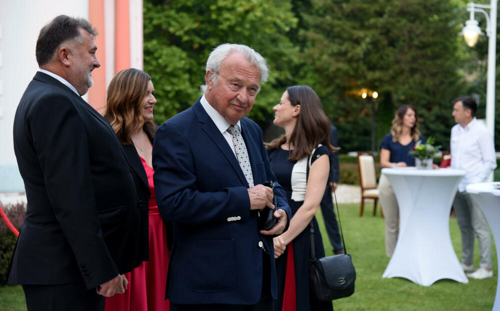 <p>"Naša zemlja je davno prošla raskrsnicu na kojoj je izabrala svoj evropski put, s kojeg nema skretanja ni povratka. Bez obzira što postoje i u Crnoj Gori, i izvan Crne Gore, oni koji bi to željeli"</p>