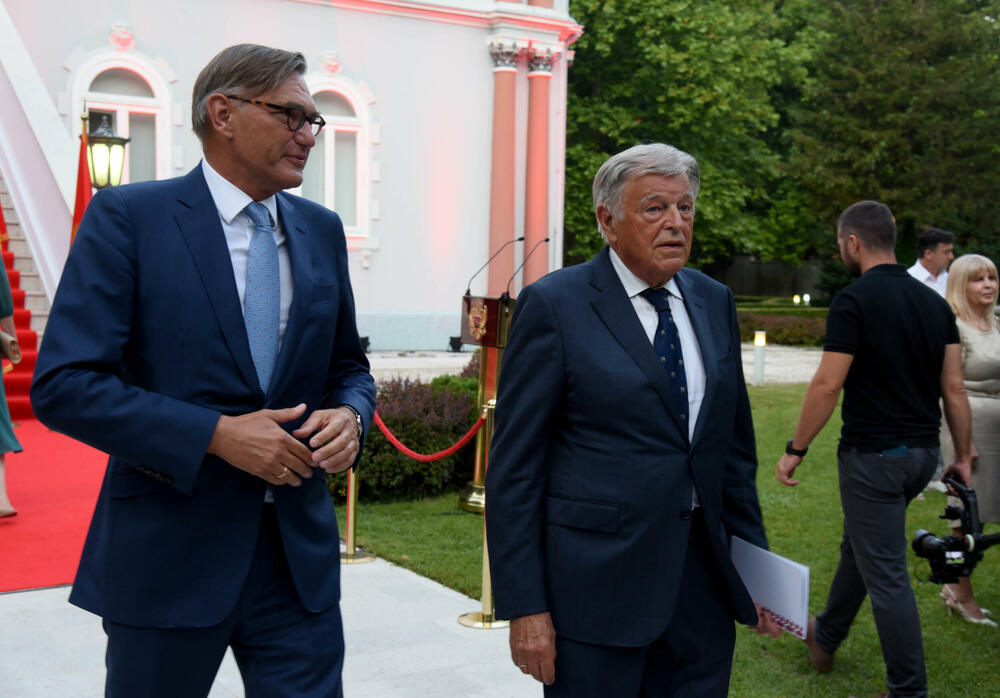 <p>"Naša zemlja je davno prošla raskrsnicu na kojoj je izabrala svoj evropski put, s kojeg nema skretanja ni povratka. Bez obzira što postoje i u Crnoj Gori, i izvan Crne Gore, oni koji bi to željeli"</p>