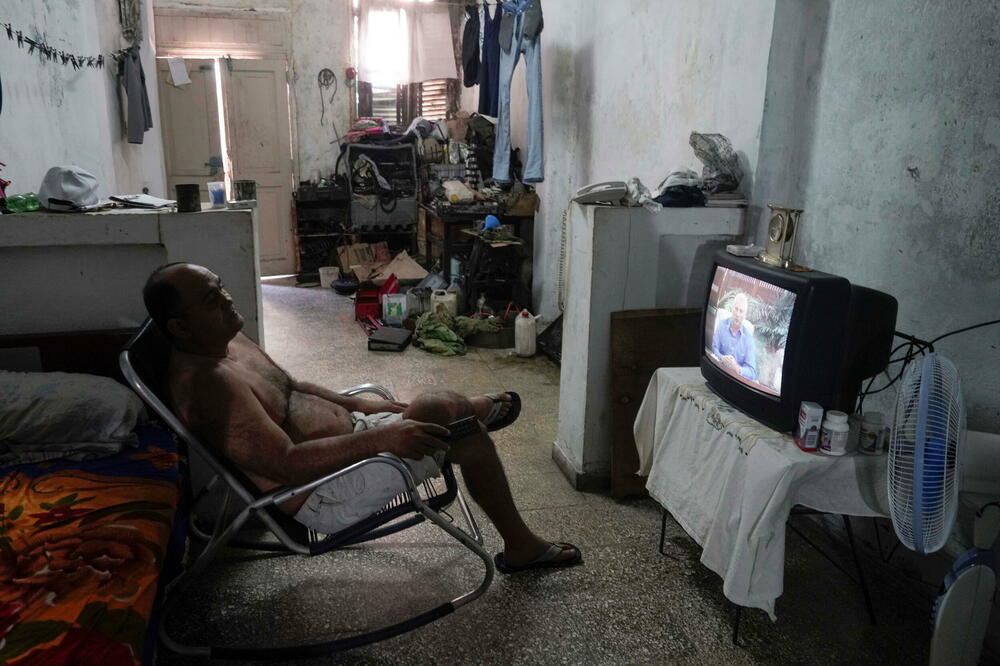 Ulični prodavac prati obraćanje Dijaza Kanela, Foto: Rojters