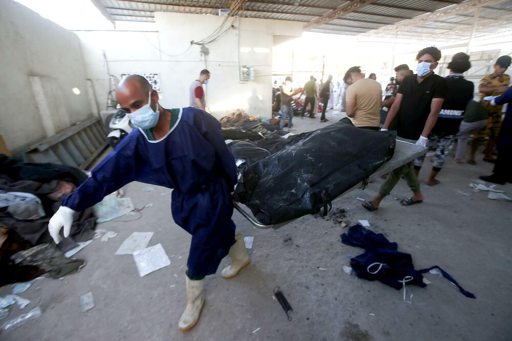 Odnošenje tijela stradalih, Foto: Reuters