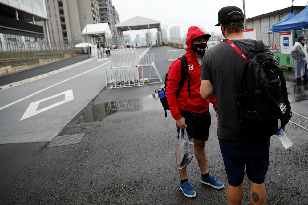 Članovi kanadske delegacije na ulasku u Olimpijsko selo, Foto: Reuters