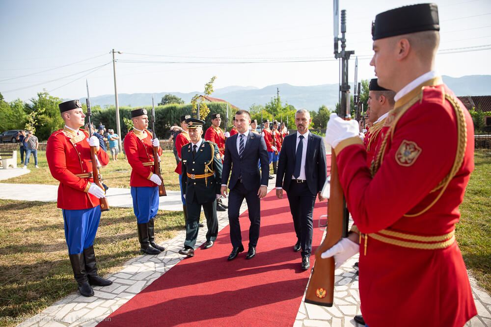 <p>Bečić je istakao da svakog 13. jula Crna Gora slavi slobodu i antifašizam i da ne postoji drugi datum u našoj istoriji koji je toliko dugo i tako složno slavljen kao što je taj</p>