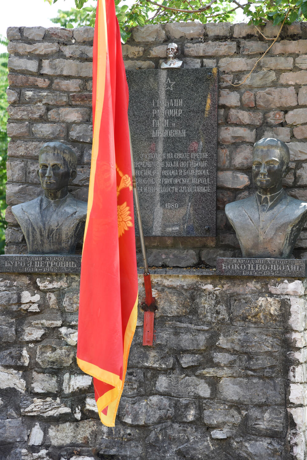 Spomen bista narodnim herojima Đoku Vojvodiću i Đuru Petroviću