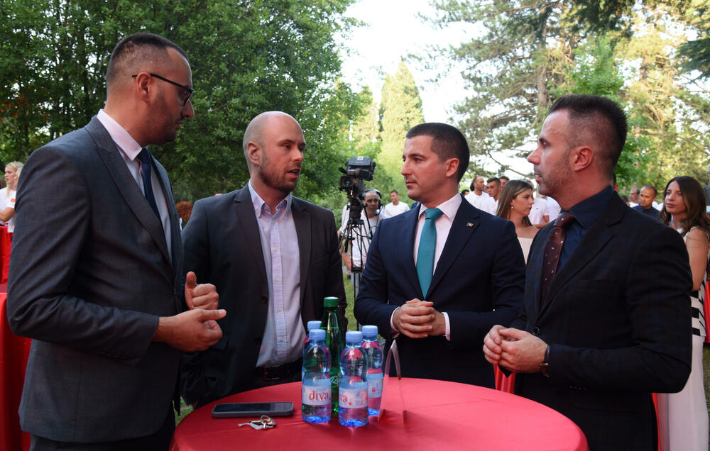 <p>Najbolji crnogorski sportisti kreću na Olimpijske igre u Tokiju, a večeras su ispraćeni na svečanosti koju je organizovao Crnogorski olimpijki komitet ispred Vile Gorica.</p>  <p>Pogledajte kako je sve izgledalo u galeriji našeg fotoreportera Borisa Pejovića.</p>