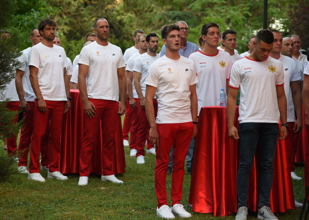 <p>Najbolji crnogorski sportisti kreću na Olimpijske igre u Tokiju, a večeras su ispraćeni na svečanosti koju je organizovao Crnogorski olimpijki komitet ispred Vile Gorica.</p>  <p>Pogledajte kako je sve izgledalo u galeriji našeg fotoreportera Borisa Pejovića.</p>