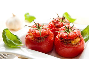 Sočni punjeni paradajz: Fini ručak bez previše muke