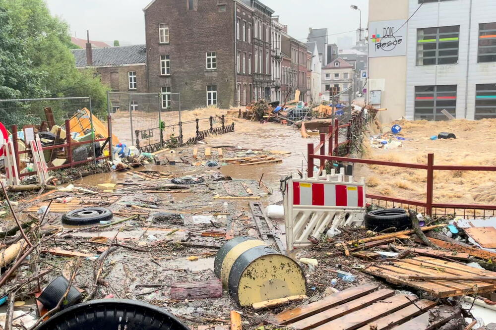 Prema posljednjim podacima u poplavama poginulo najmanje 12 osoba, Foto: Reuters