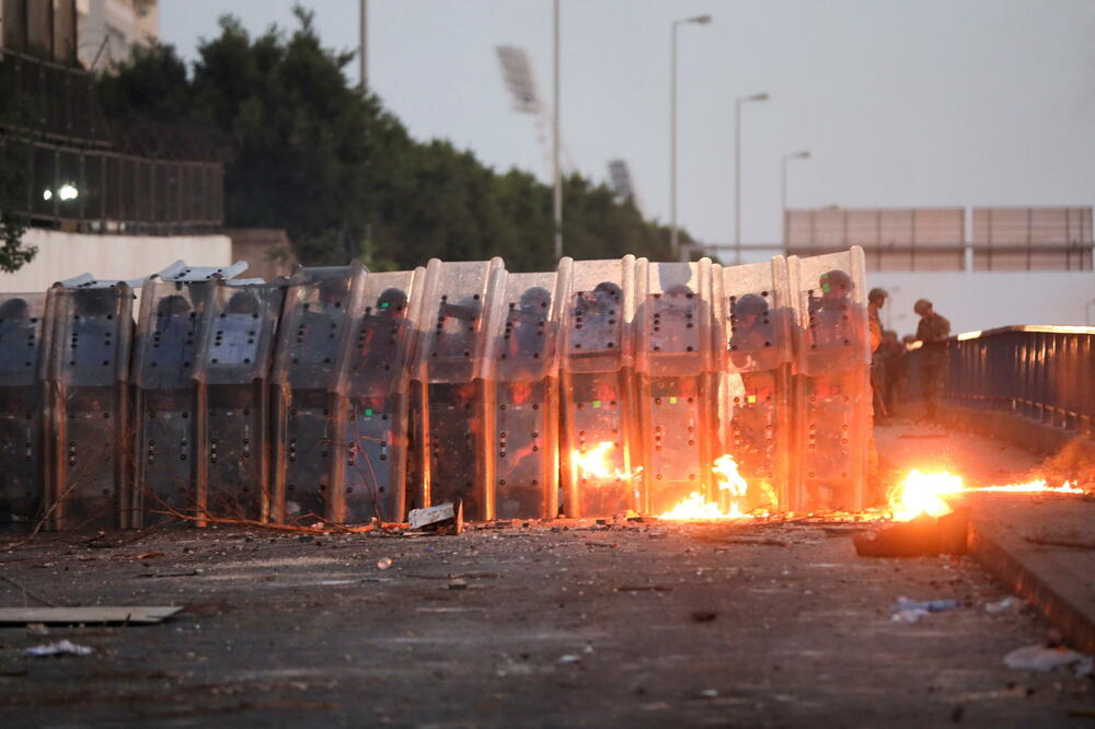 Vojnici rastjeruju demonstrante, Foto: REUTERS