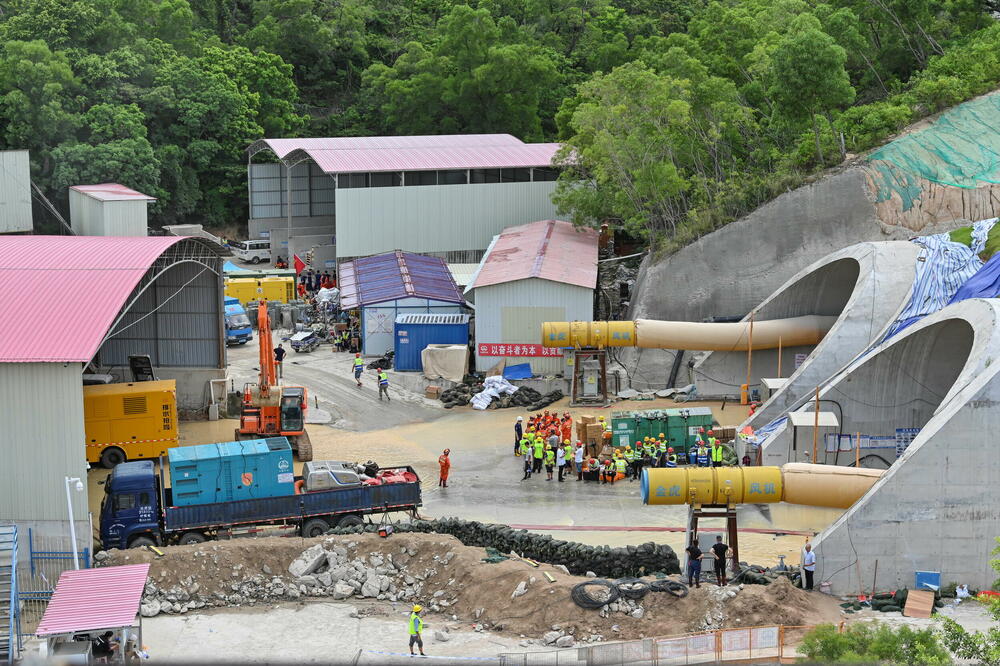 Spasioci na ulazu u tunel, Foto: REUTERS