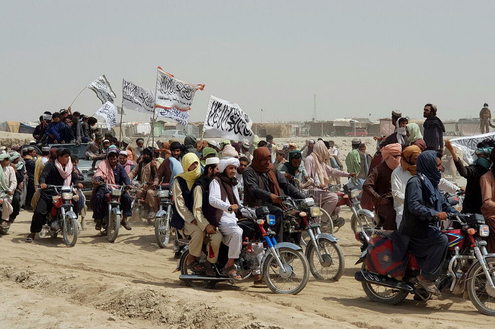 Vozila sa talibanskim zastavama prelaze pakinstansko-avganistansku granicu, Foto: Reuters