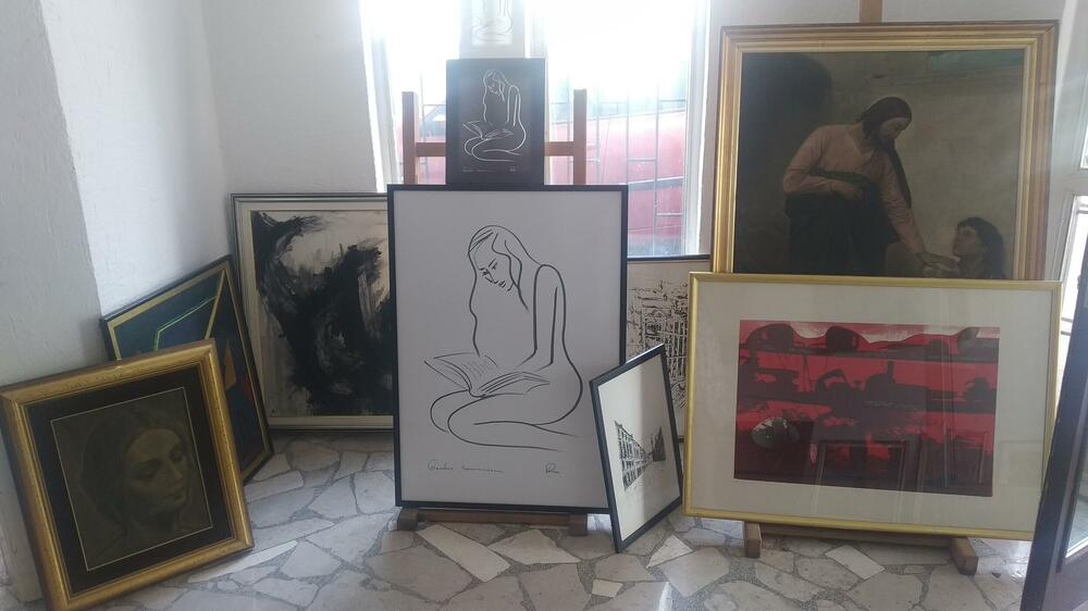 <p>Od Biljarde do “Mosta” teče priča Branka Kovačevića, vlasnika prve privatne kulturne institucije u Crnoj Gori, galerije Most. On se prisjeća svojih početaka i prijateljstava, a priznaje da je došlo najteže vrijeme od otvaranja galerije te da nevoljno razmišlja o zatvaranju</p>