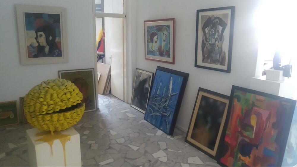 <p>Od Biljarde do “Mosta” teče priča Branka Kovačevića, vlasnika prve privatne kulturne institucije u Crnoj Gori, galerije Most. On se prisjeća svojih početaka i prijateljstava, a priznaje da je došlo najteže vrijeme od otvaranja galerije te da nevoljno razmišlja o zatvaranju</p>