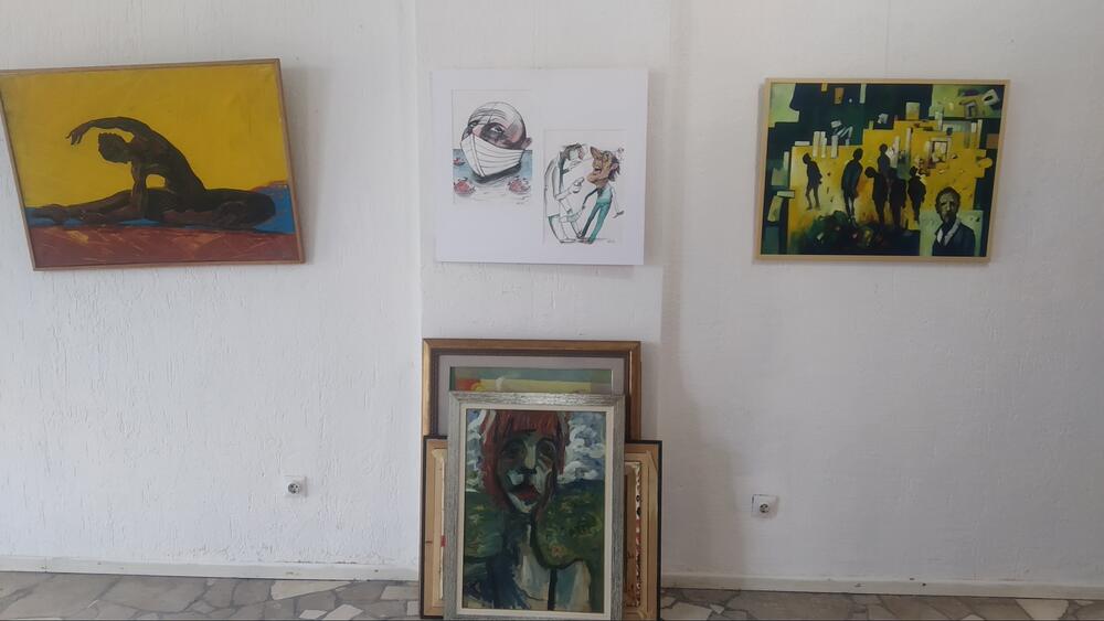 <p>Od Biljarde do “Mosta” teče priča Branka Kovačevića, vlasnika prve privatne kulturne institucije u Crnoj Gori, galerije Most. On se prisjeća svojih početaka i prijateljstava, a priznaje da je došlo najteže vrijeme od otvaranja galerije te da nevoljno razmišlja o zatvaranju</p>