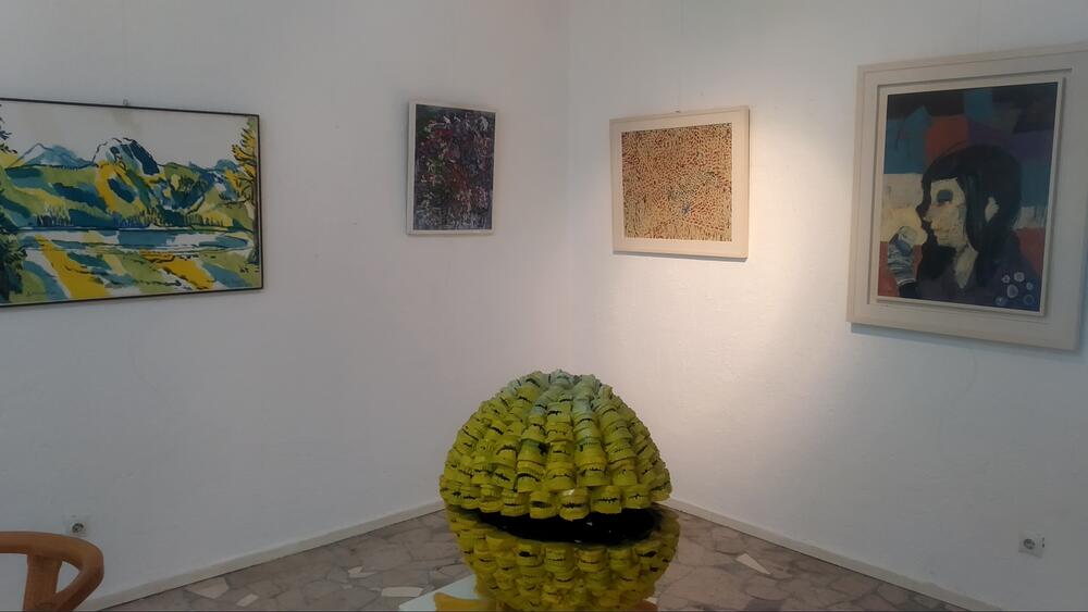 <p>Od Biljarde do “Mosta” teče priča Branka Kovačevića, vlasnika prve privatne kulturne institucije u Crnoj Gori, galerije Most. On se prisjeća svojih početaka i prijateljstava, a priznaje da je došlo najteže vrijeme od otvaranja galerije te da nevoljno razmišlja o zatvaranju</p>