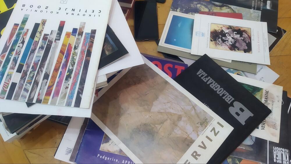 <p>Od Biljarde do “Mosta” teče priča Branka Kovačevića, vlasnika prve privatne kulturne institucije u Crnoj Gori, galerije Most. On se prisjeća svojih početaka i prijateljstava, a priznaje da je došlo najteže vrijeme od otvaranja galerije te da nevoljno razmišlja o zatvaranju</p>