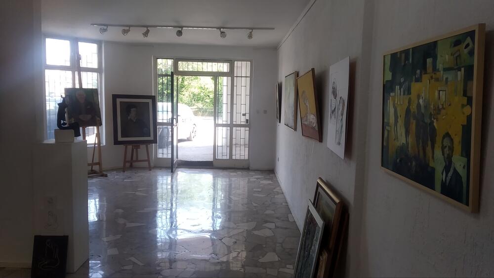 <p>Od Biljarde do “Mosta” teče priča Branka Kovačevića, vlasnika prve privatne kulturne institucije u Crnoj Gori, galerije Most. On se prisjeća svojih početaka i prijateljstava, a priznaje da je došlo najteže vrijeme od otvaranja galerije te da nevoljno razmišlja o zatvaranju</p>