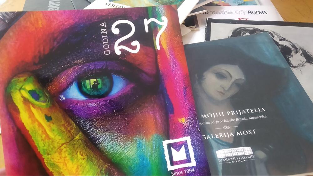 <p>Od Biljarde do “Mosta” teče priča Branka Kovačevića, vlasnika prve privatne kulturne institucije u Crnoj Gori, galerije Most. On se prisjeća svojih početaka i prijateljstava, a priznaje da je došlo najteže vrijeme od otvaranja galerije te da nevoljno razmišlja o zatvaranju</p>