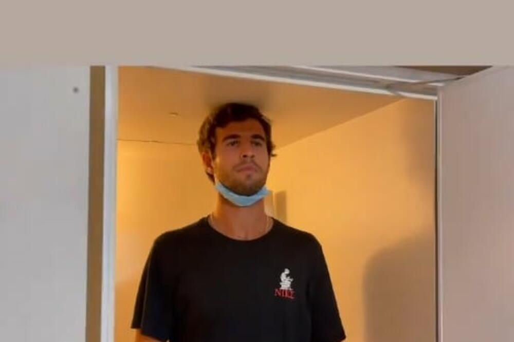 Hačanov ne može da stane u tuš kabini, koleginice traže rješenja, Foto: Instagram