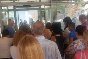 Gužve ispred KCCG, mjere kao da ne postoje