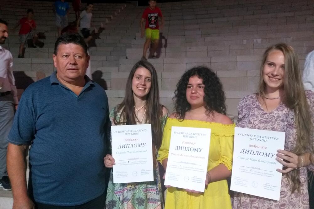 Mićanović i pobjednice konkursa, Foto: Svetlana Mandić