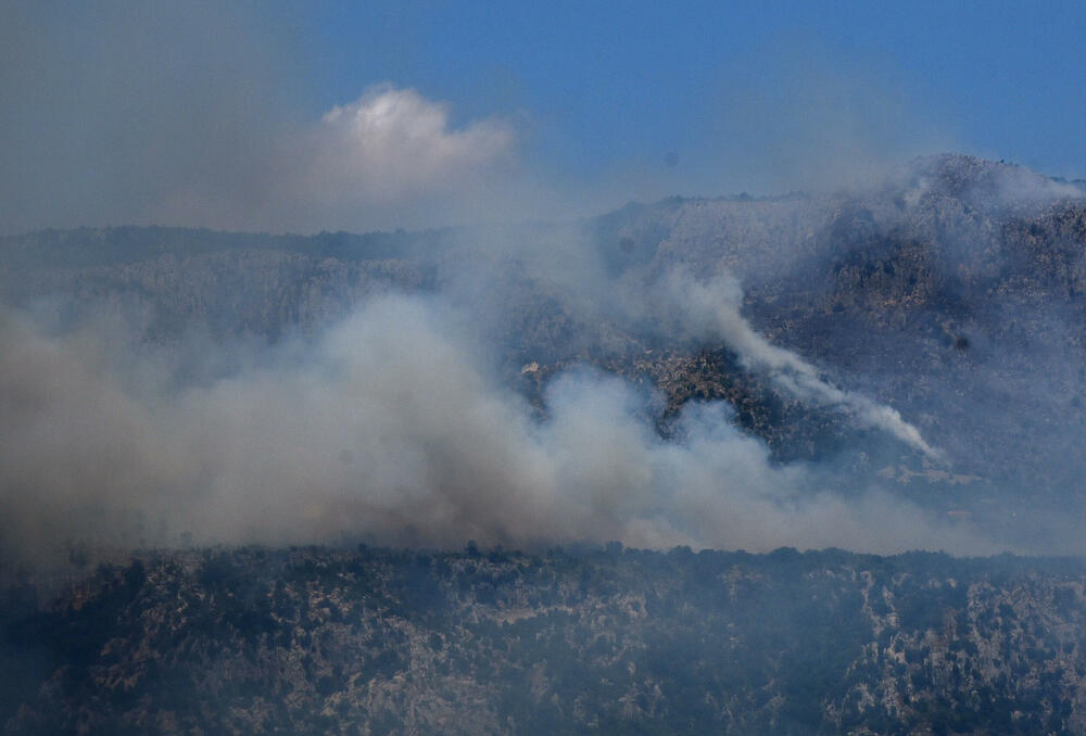 <p>"Pored vjetra, gašenje vatre nam je otežavalo to što u tom kraju ima imanja koja nisu održavana, zarasla su, pa se vatra brže širila", naveo je Janković.<br /> </p>