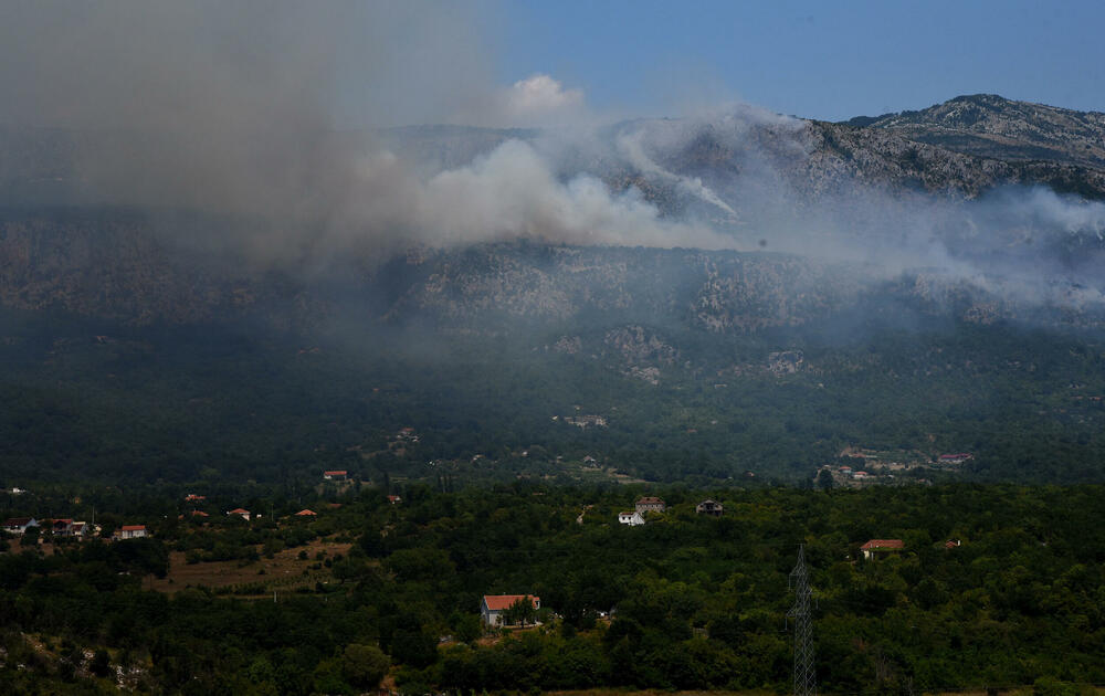 <p>"Pored vjetra, gašenje vatre nam je otežavalo to što u tom kraju ima imanja koja nisu održavana, zarasla su, pa se vatra brže širila", naveo je Janković.<br /> </p>