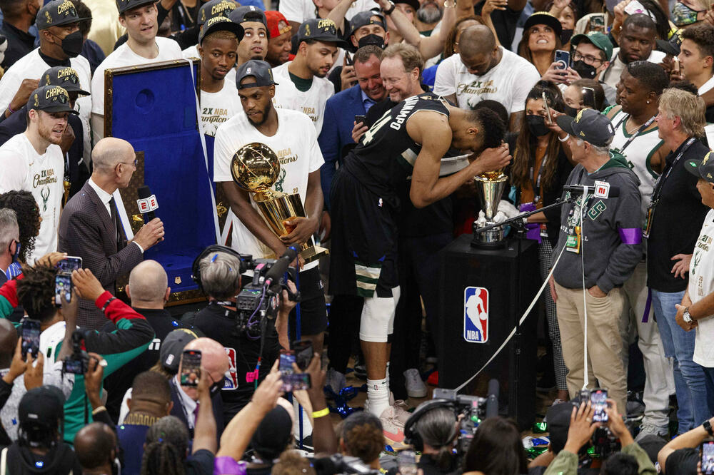 Adetokumbo ljubi priznanje MVP finala, Foto: REUTERS