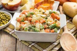 Jednostavno i ukusno: Salata od krompira sa povrćem