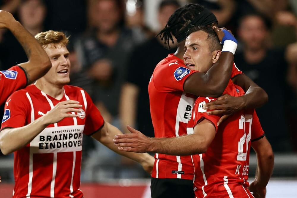 Mario Gece (desno) u zagrljaju igrača PSV-a, Foto: Reuters