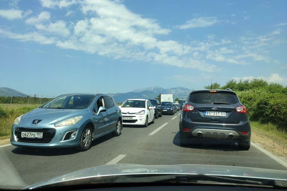 Gužve na magistrali u blizini tivatskog aerodroma, Foto: Siniša Luković