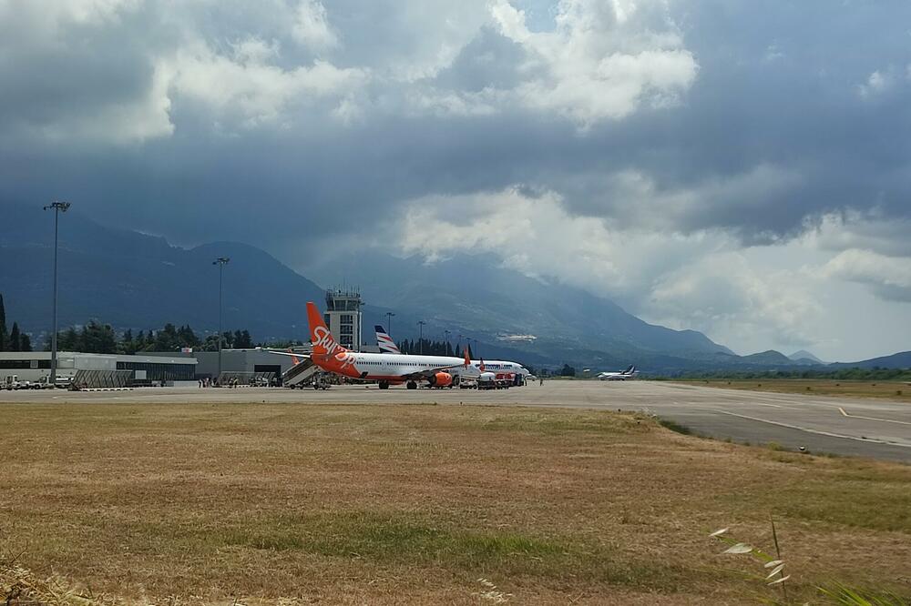 ACV naložila povećanje broja kontrola: Tivatski aerodrom, Foto: Sinisa Lukovic
