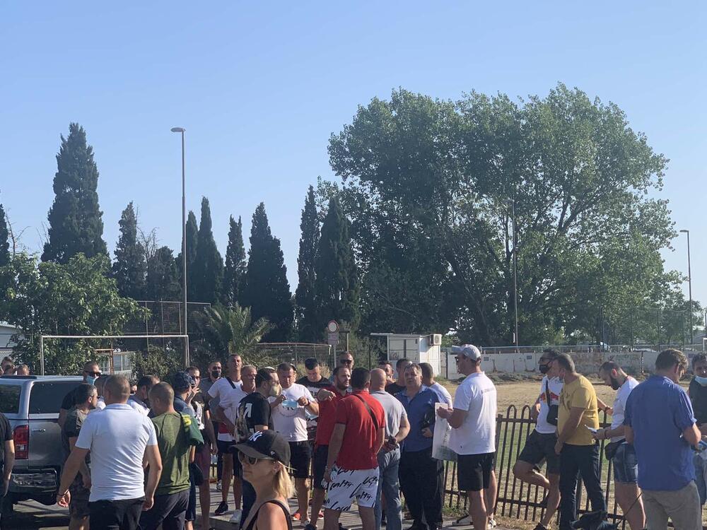 <p>Zbog blokade kružnog toka stvorile su se duge kolone na ulazu u grad</p>