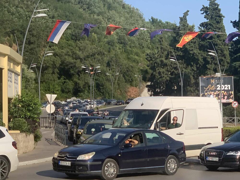 <p>Zbog blokade kružnog toka stvorile su se duge kolone na ulazu u grad</p>