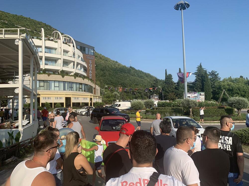 <p>Zbog blokade kružnog toka stvorile su se duge kolone na ulazu u grad</p>