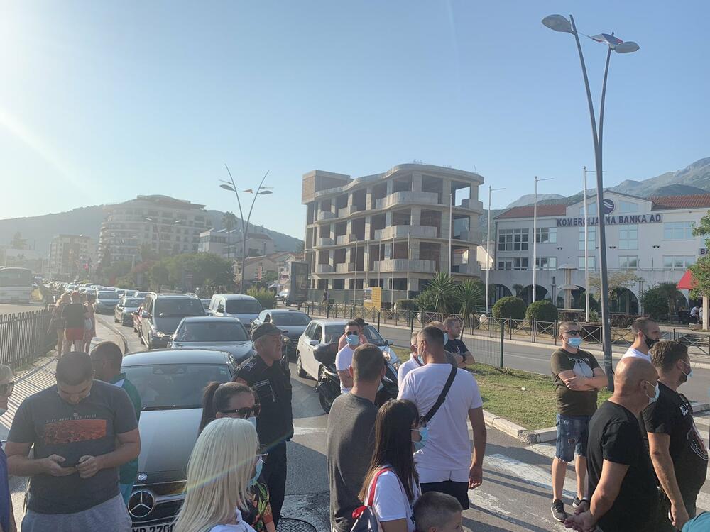 <p>Zbog blokade kružnog toka stvorile su se duge kolone na ulazu u grad</p>