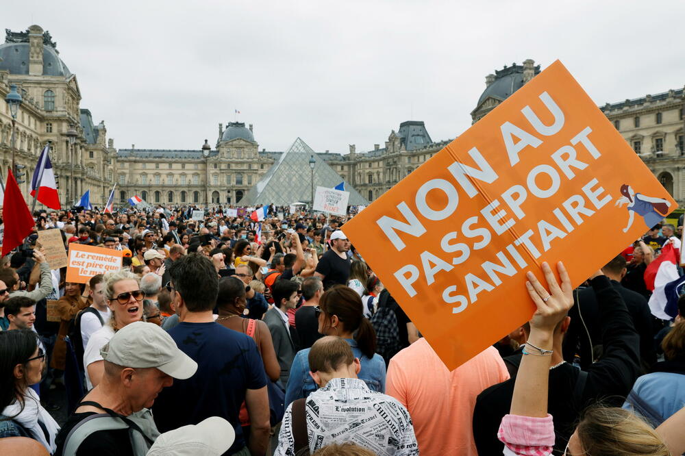 Protesti u Parizu protiv uvođenja novih mjera za suzbijanje epidemije, Foto: Reuters