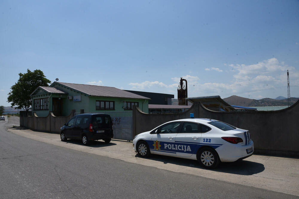 U magacinu pronađene nelegalne cigarete i duvan, Foto: Luka Zeković