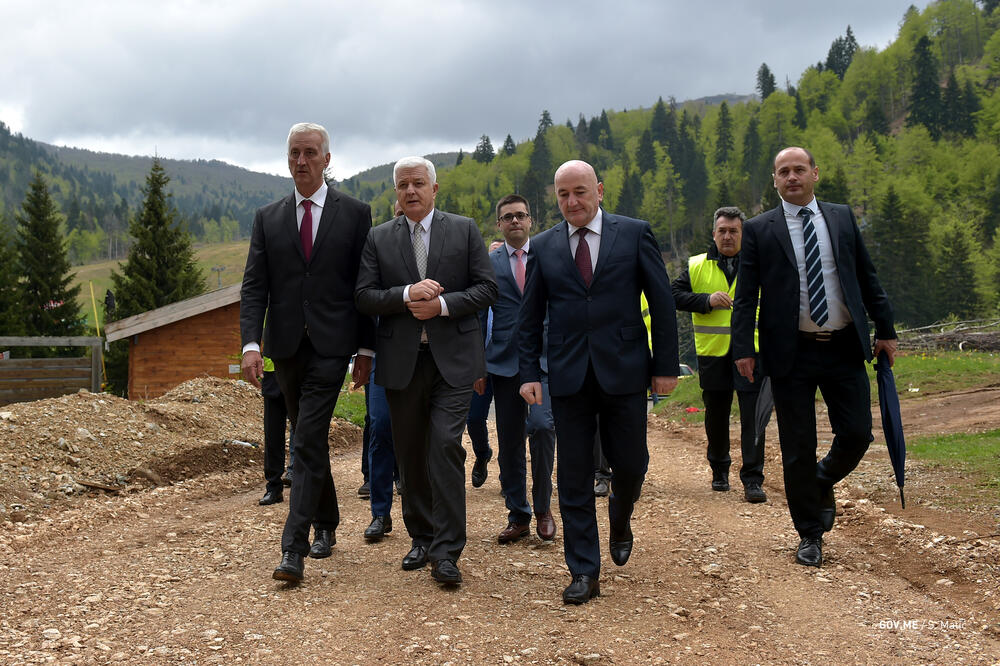 Savo Parača, Duško Marković i Osman Nurković tokom obilaska gradilišta puta Lubnice-Jezerine - Foto: Vlada, Foto: Saša Matić/Vlada Crne Gore